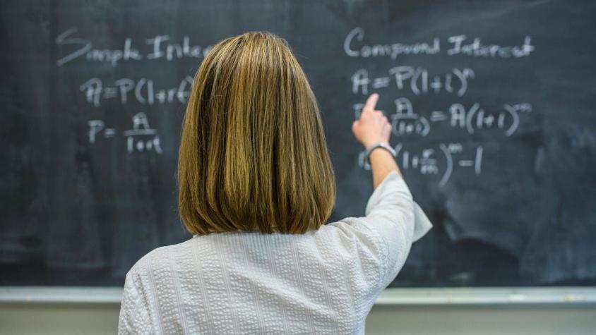 Profesora antivacuna renunció a su trabajo tras 17 años por negarse a inocularse contra el COVID-19 Profesora antivacuna renunció a su trabajo tras 17 años por negarse a inocularse contra el COVID-19