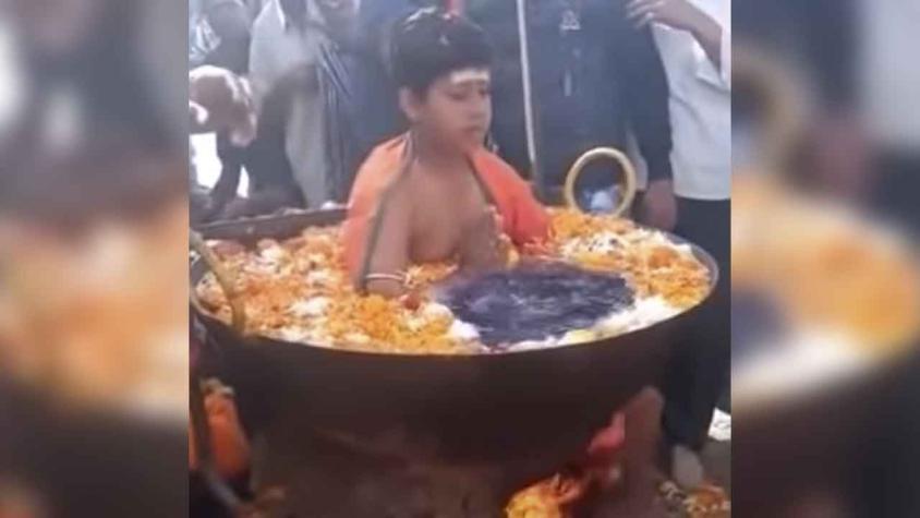 ¿Viste el viral del niño indio en una olla con agua hirviendo? Era un truco y acá te lo contamos