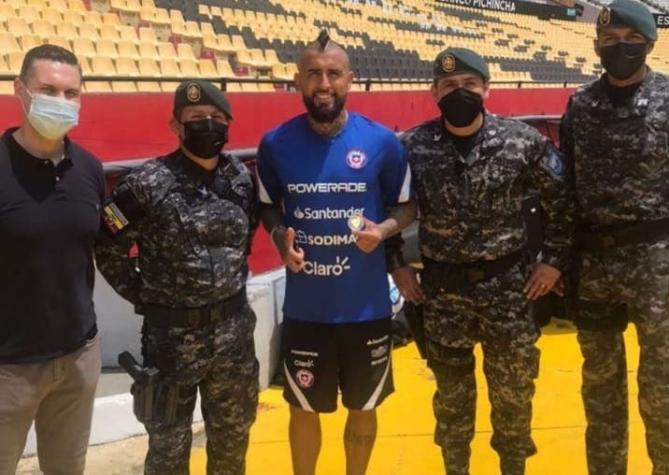 Arturo Vidal es condecorado por la policía de Ecuador