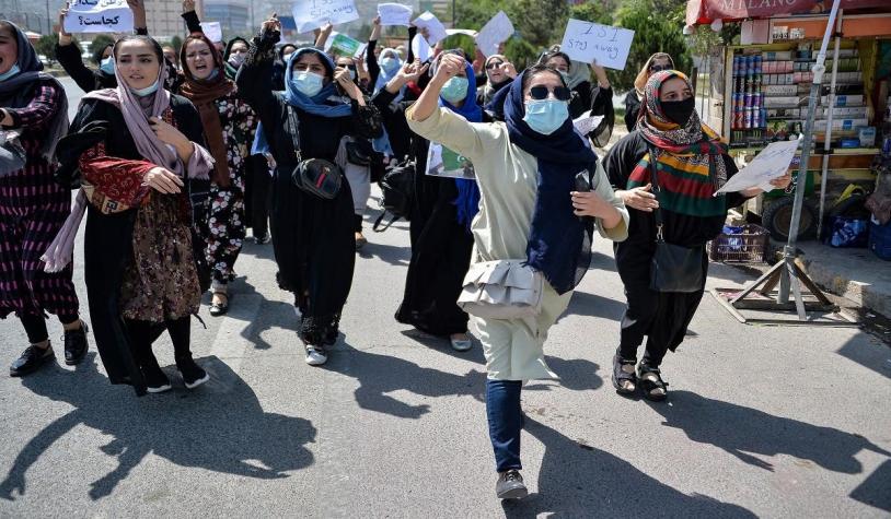 Periodistas denuncian que fueron "gravemente golpeados" por talibanes en protestas de Kabul