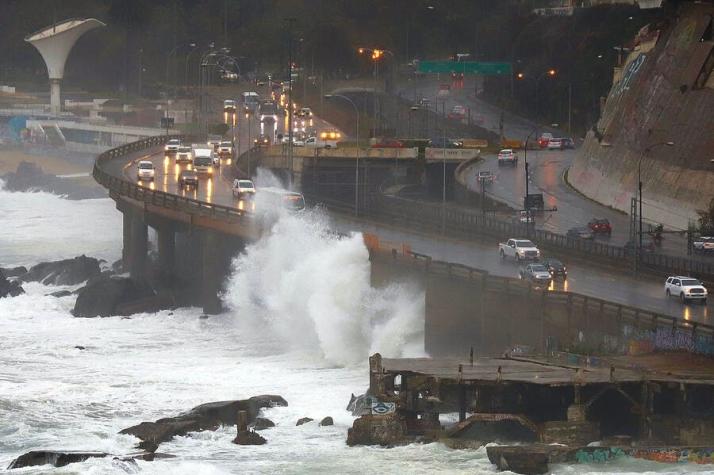 Onemi declara alerta temprana en todo el sector costero de Chile por marejadas