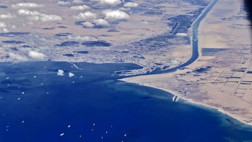 Nuevo bloqueo en el Canal de Suez: embarcación encalló en el kilómetro 54 de la ruta marítima