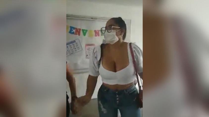 Mujer denuncia discriminación en colegio: le prohibieron ingresar por llevar escote