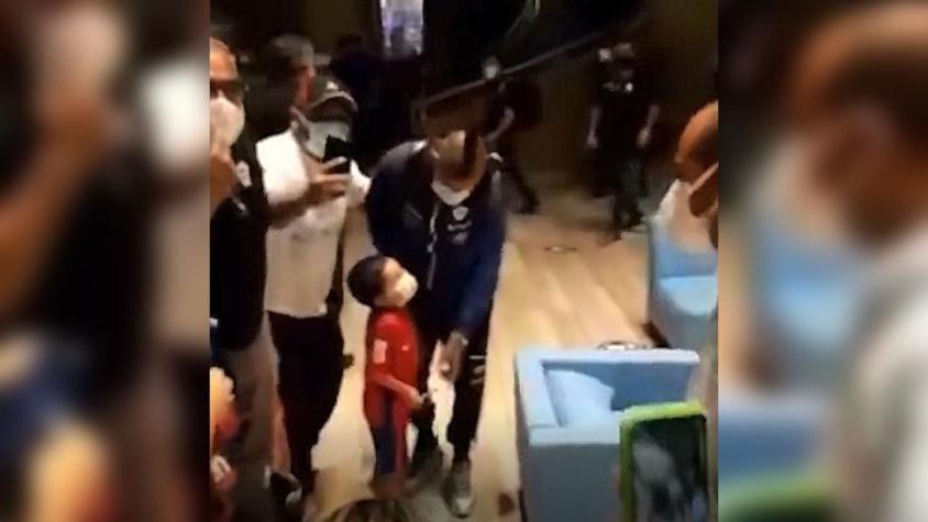 El emotivo gesto que tuvo Arturo Vidal con un pequeño hincha en la llegada de La Roja a Barranquilla