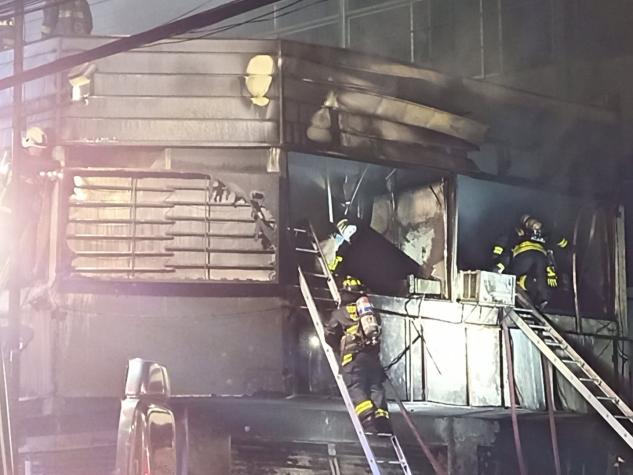 Gran incendio afecta a tres locales comerciales en Recoleta