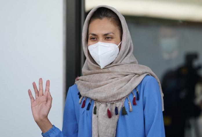 Zainab Momeny, mujer afgana, llega a Chile en calidad de refugiada