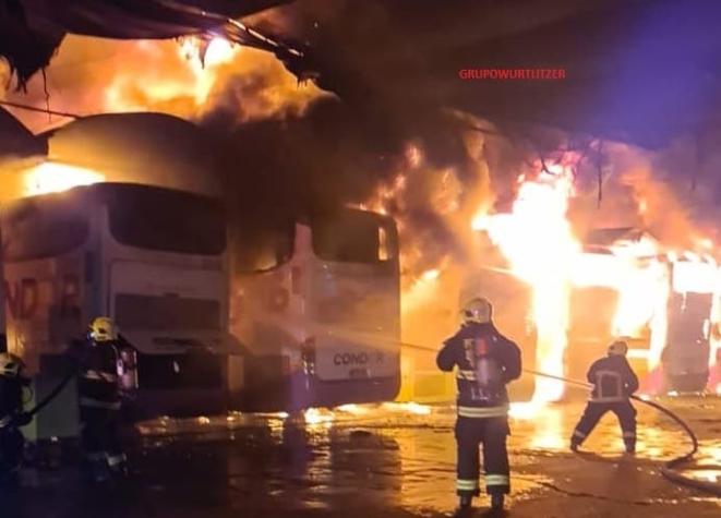 Incendio de gran magnitud se registra en las cercanías del terminal Alameda en Santiago