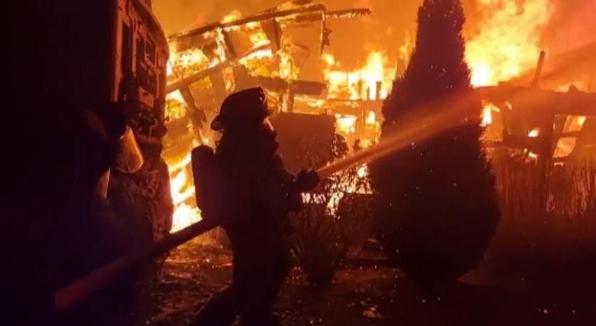 Incendio afecta casas, bodegas y vehículos en un fundo de Cañete