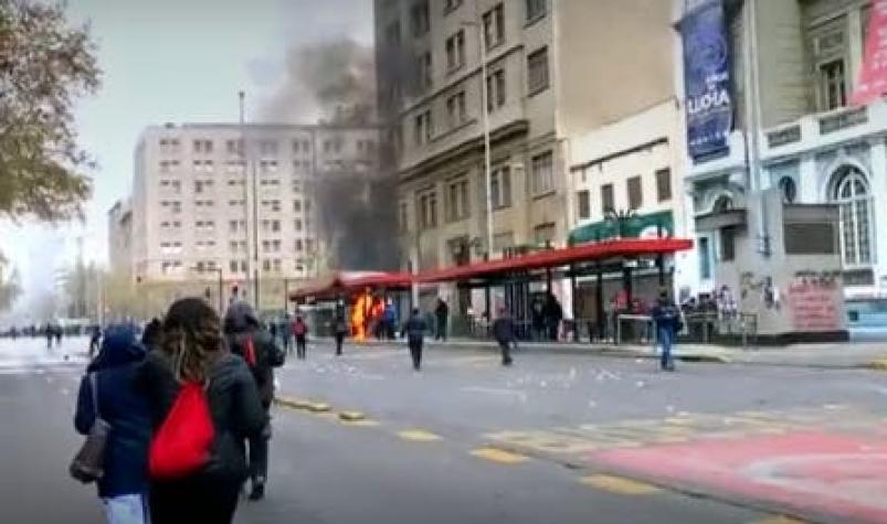 [VIDEO] Un paradero resultó quemado en la Alameda durante conmemoración del 11 de septiembre