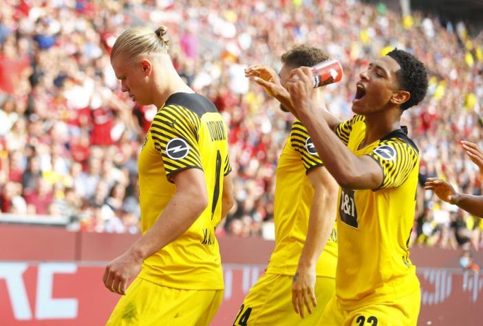 [VIDEO] Lanzan cerveza a jugador del Dortmund en celebración: La atrapó en el aire y se la tomó