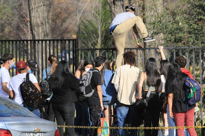 Estudiantes de la UAB advierten de posible caso de COVID-19 en masiva fiesta en Parque Padre Hurtado