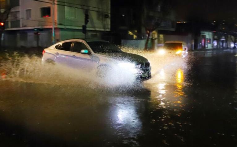 Reportan caídas de árboles e inundaciones en distintos puntos del país por sistema frontal