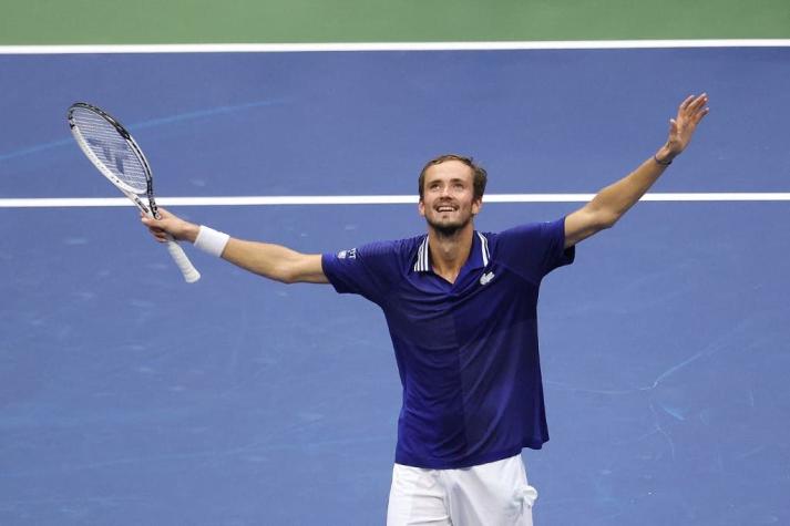Medvédev se coronó campeón del US Open vapuleando a Djokovic, que se quedó sin récord