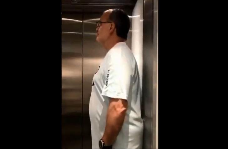 [VIDEO] La viral reacción de hincha del Leeds que se encontró a Marcelo Bielsa en un ascensor