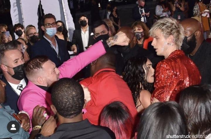 Conor McGregor y pareja de Megan Fox se pelean en la alfombra roja de los MTV Awards