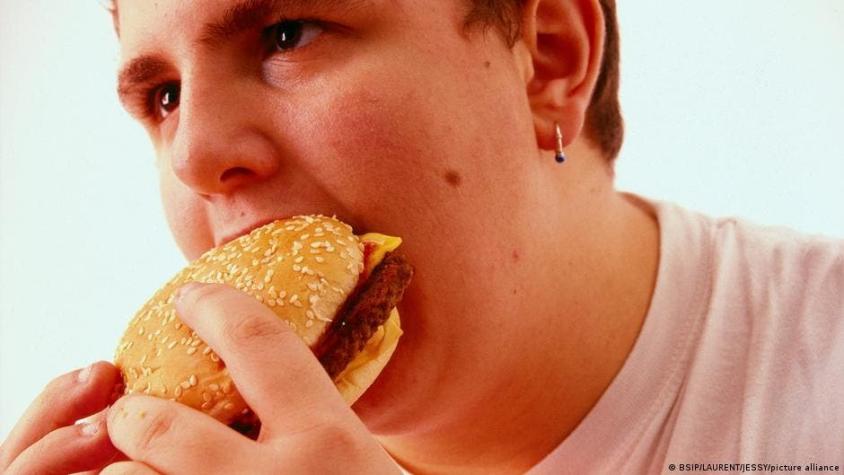 Comer en exceso "no es la causa principal de la obesidad", según nuevo estudio