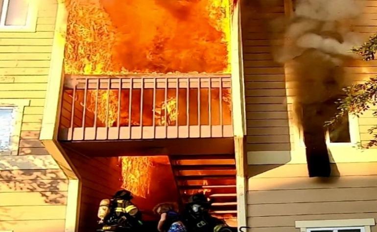El increíble registro de Bomberos de Kansas rescatando a vecinos atrapados de un edificio en llamas