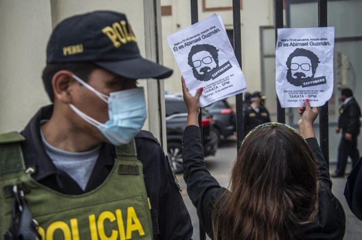 Legisladores de la derecha peruana exigen ver cadáver del fundador de Sendero Luminoso