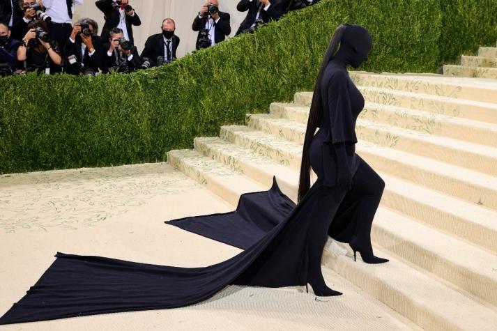 El comentado y viralizado atuendo de Kim Kardashian en la Met Gala 2021: se cubrió toda de negro