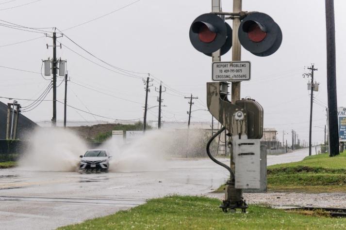 El huracán Nicholas toca tierra en Texas con amenaza de inundaciones y marejadas