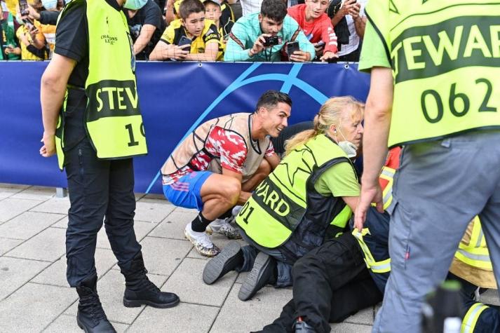 El accidente de Cristiano Ronaldo con un guardia en la previa del partido del United en la Champions