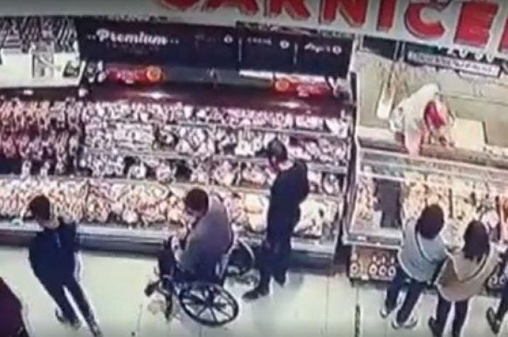 Robaron mercadería en una silla de ruedas: 13 detenidos por "turbazo" en supermercado de Peñalolén