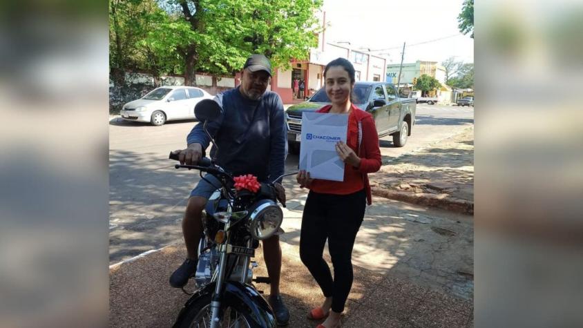 Joven regala moto a su padrastro por ayudarla a estudiar dos carreras: "Mi padre del corazón"