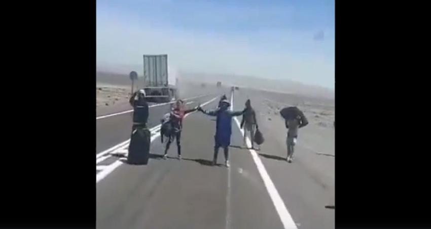 Descartan que videos de camioneros "obligados a detenerse" para llevar a migrantes sean en Chile