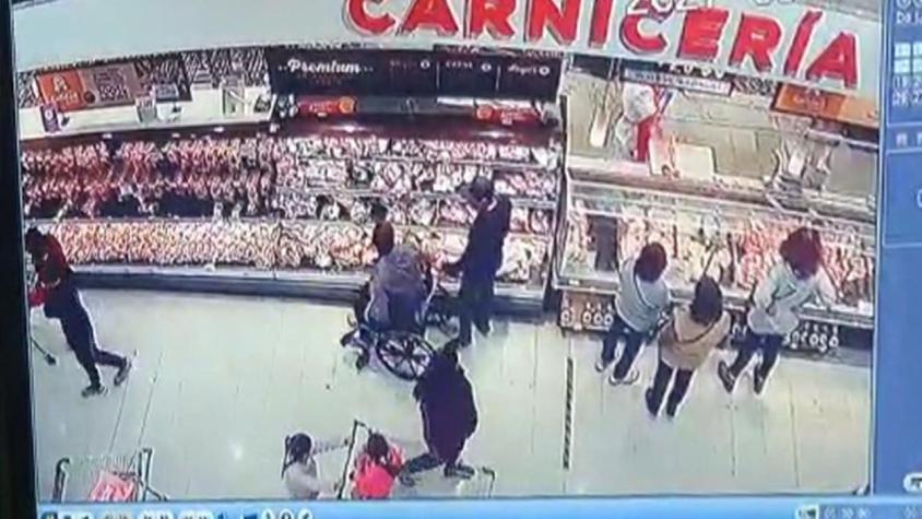 [VIDEO] Descarado uso de sillas de ruedas durante "turbazo" en supermercado