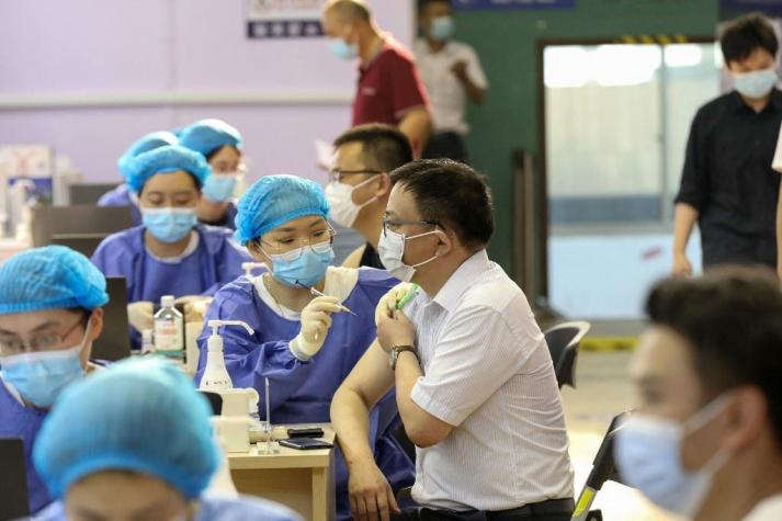 China vacunó de manera completa a más de mil millones de personas