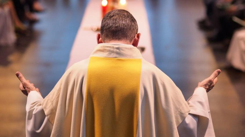 Detienen a sacerdote en Italia: Usaba limosnas para comprar drogas y organizar fiestas sexuales