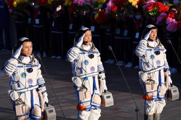 Astronautas chinos regresaron a la Tierra tras misión espacial de 90 días