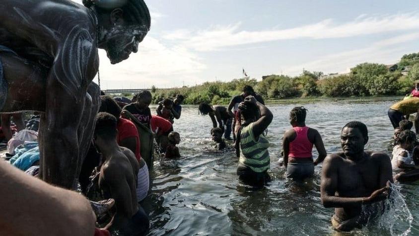 El puente entre México y Estados Unidos bajo el que duermen más de 10.000 migrantes