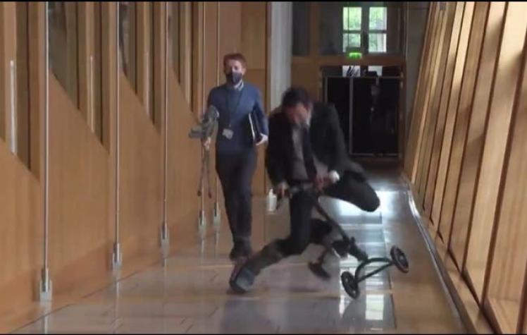 [VIDEO] Parlamentario escocés sufre estrepitosa caída mientras se desplazaba en un scooter