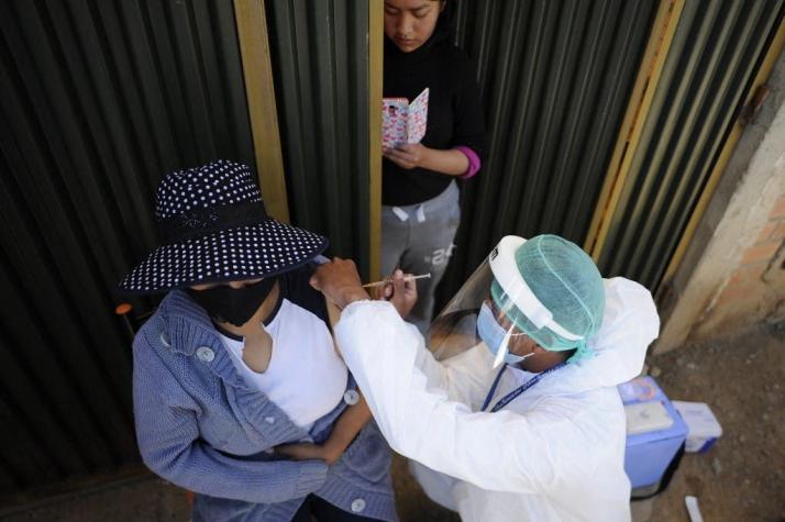 "Hombres lobo" y "esterilidad": La desinformación que lentifica la vacunación en ciudad boliviana