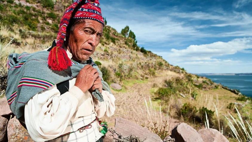 "Un hombre que no teje no es un hombre": la isla peruana donde tejer es una demostración de hombría
