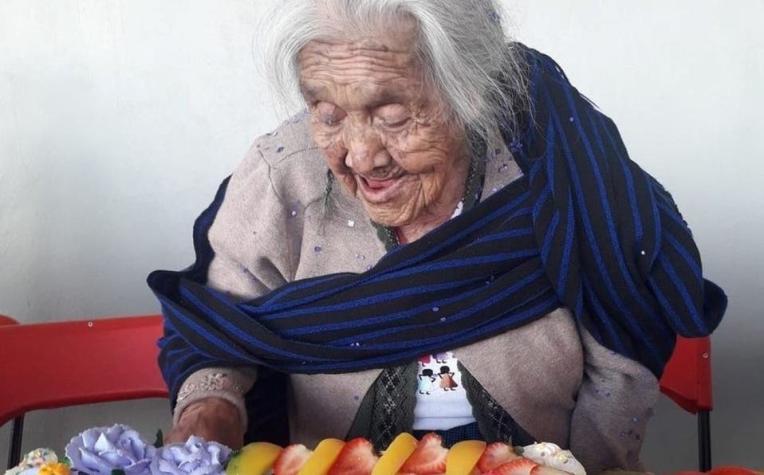 La mujer a la que llaman "Mamá Coco" cumplió 108 años y publicó una foto con torta en las redes