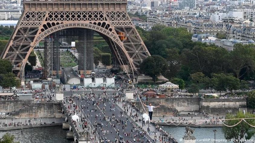 [VIDEO] Un equilibrista cruzó el río Sena desde la torre Eiffel al teatro Chaillot