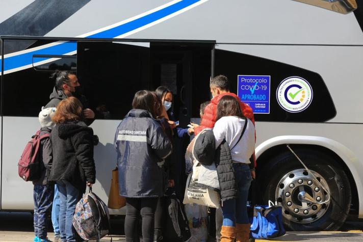 Buscan pasajeros de bus que viajó de Santiago a Curicó: Un pasajero dio positivo a COVID-19