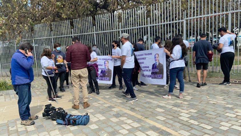 Familia de Valeria Vivanco, PDI asesinada, protestó en las afueras del Parque O'Higigns