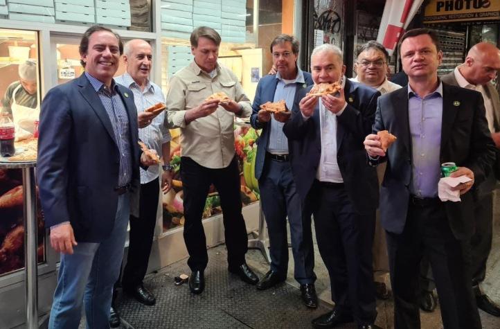 Bolsonaro tuvo que comer pizza en la vereda en Nueva York por no estar vacunado contra el COVID-19