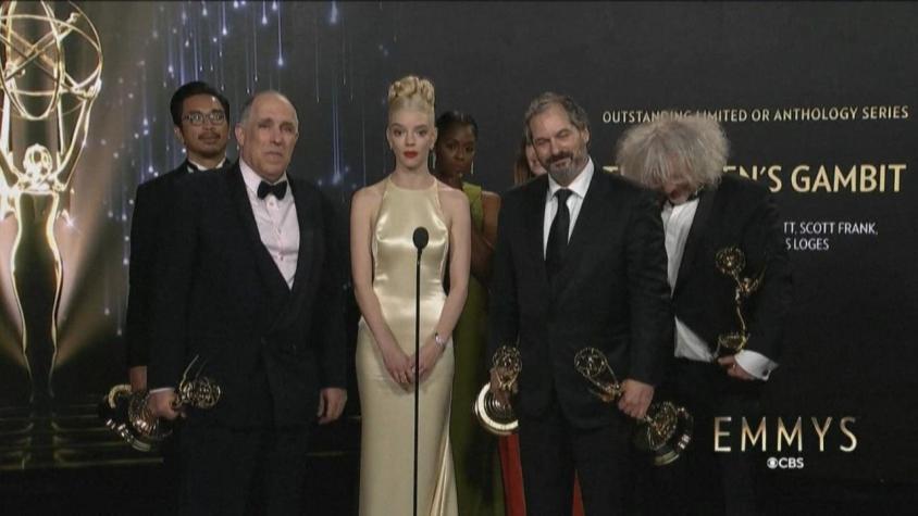 [VIDEO] "The Crown" arrasa en la ceremonia: Streaming se consolida en los premios Emmy