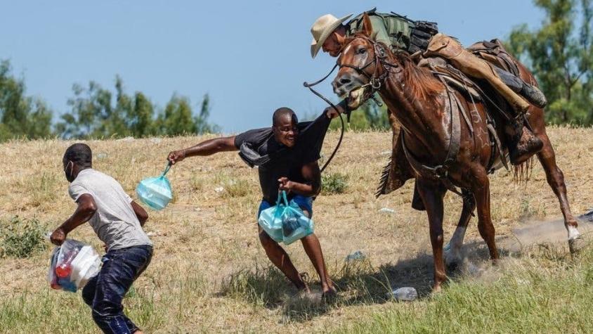 Las imágenes de agentes fronterizos agarrando migrantes a caballo en EE.UU que generaron polémica