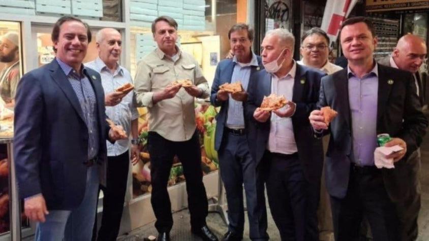 La foto que muestra a Bolsonaro comiendo en la calle en Nueva York por no haberse vacunado