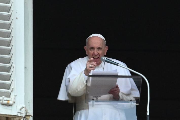 Papa Francisco bromea: "Estoy vivo, aunque algunos me querían muerto"