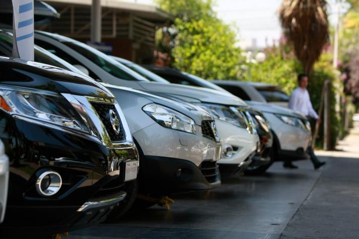 Publicación de Bloomberg afirma que "chilenos esperan hasta 13 meses por un auto nuevo"