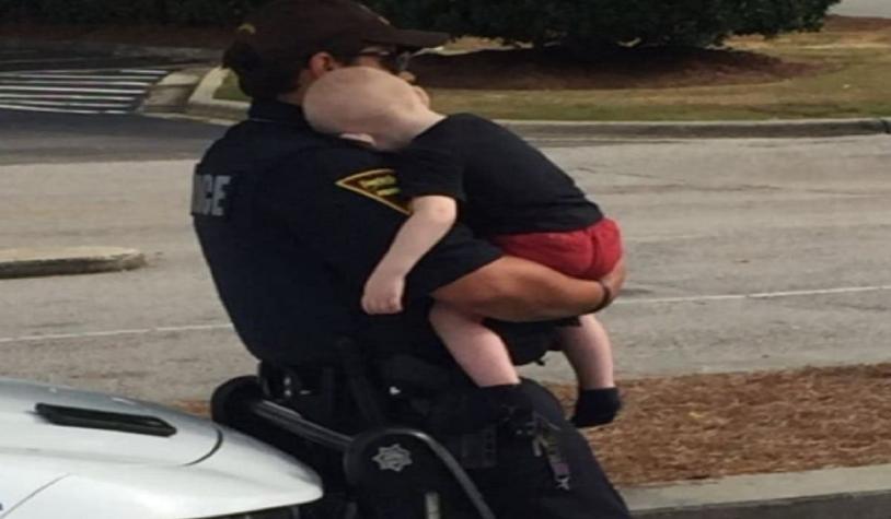 Bebé de un año es rescatado de un auto mientras sus padres tenían una sobredosis de heroína