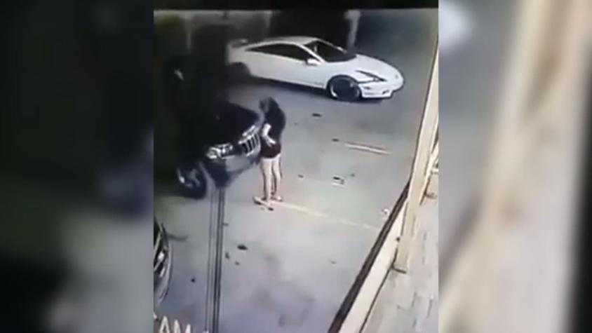 Mujer atropella y mata a su amiga perder control del vehículo en estacionamiento