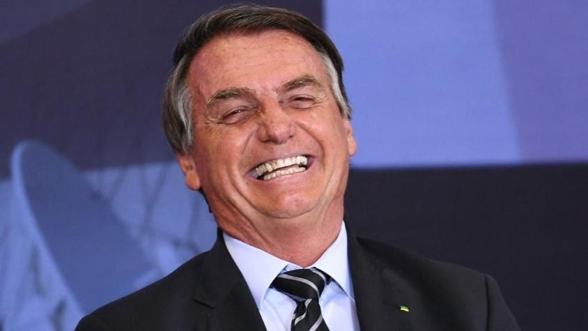 Abuso de Photoshop: Jair Bolsonaro viraliza foto en que parece tener seis dedos
