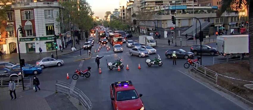 Un muerto tras accidente de tránsito en Las Condes: hombre cruzaba por paso habilitado